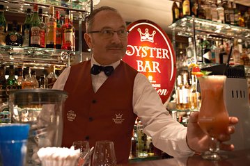 Barkeeper mixt Cocktail in der Oysterbar des Fischereihafen Restaurants