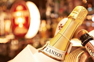 Lanson Champagner serviert in der Oysterbar
