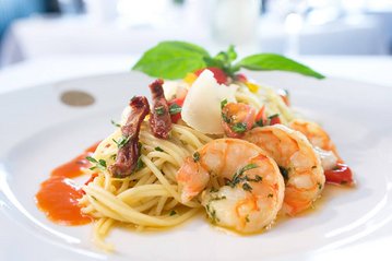 Spaghetti mit Shrimps serviert im Fischereihafen Restaurant