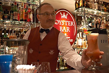 Barkeeper-Cocktain-Oysterbar-Fischereihafen_Restaurant