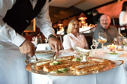 Fischplatte-servieren-Fischereihafen_Restaurant