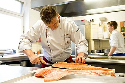 Kuechenchef_filitieren_Lachs