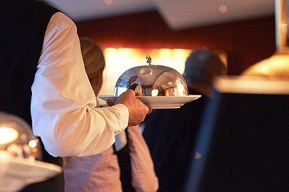 Kellner-servieren-Fischereihafen_Restaurant